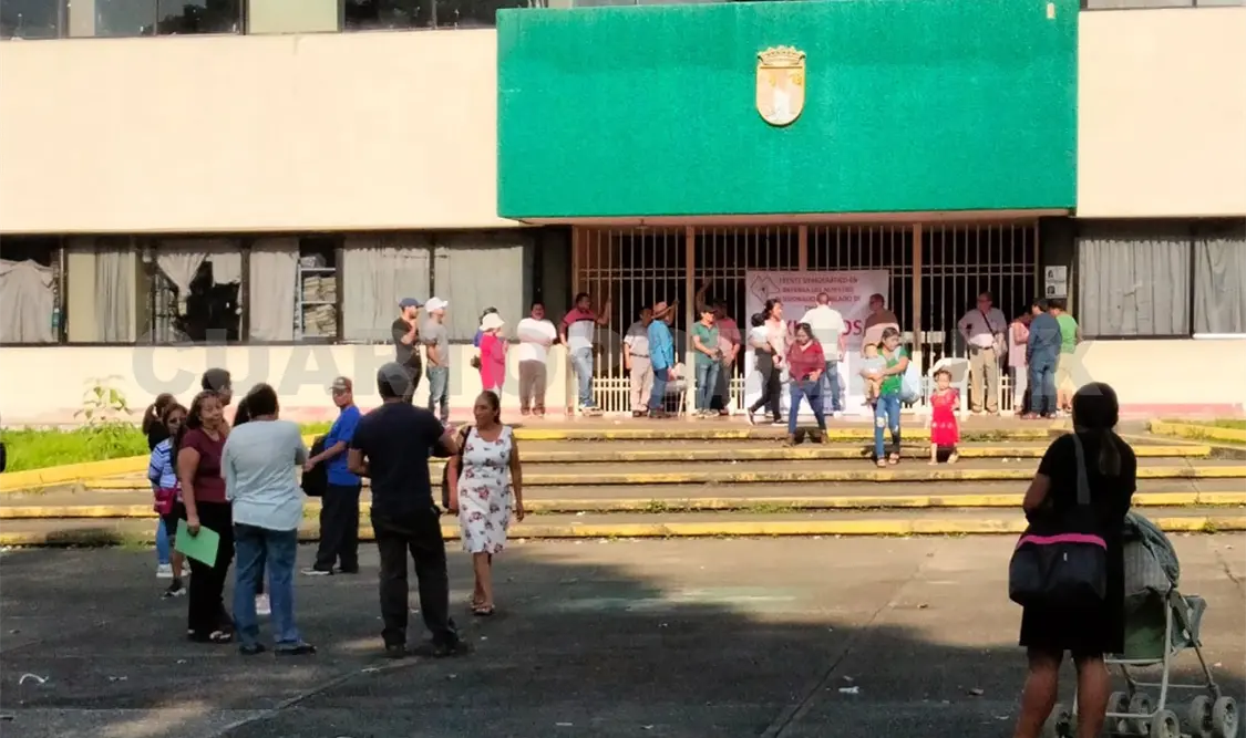 Protestan maestros por falta de pago de seguro