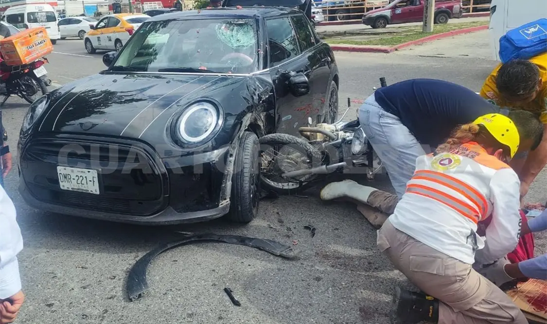 Queda grave tras estamparse en un Mini Cooper