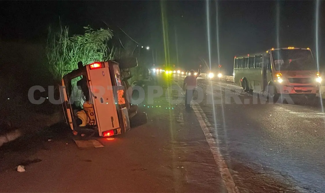 Vuelcan en el tramo a Coita; familia termina afectada