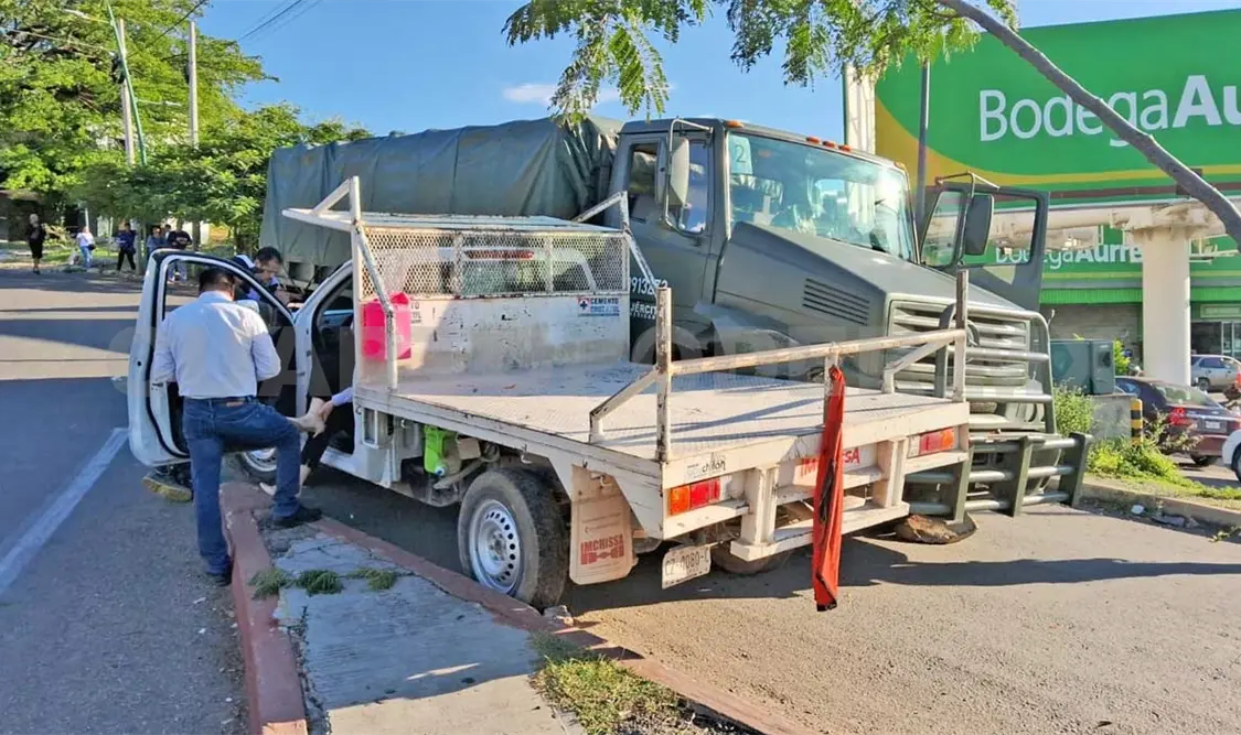 Se le van los frenos a camión de la Sedena