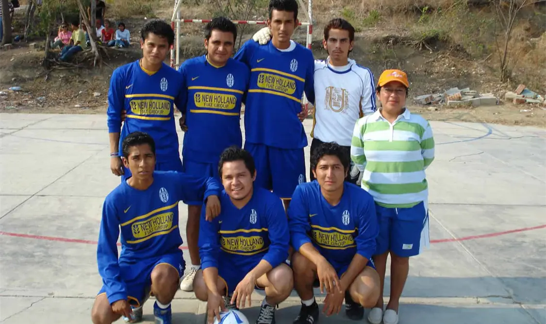 El primer grupo en participar en un torneo entrenaba en una cancha ubicada al lado de la universidad. Cortesía