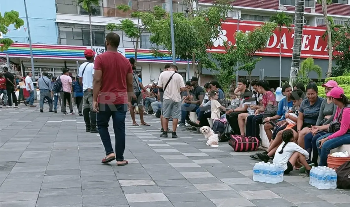 Migrantes convierten parque en campamento improvisado