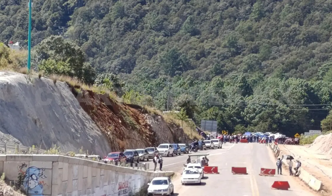 Maestros bloquean carretera de cuota