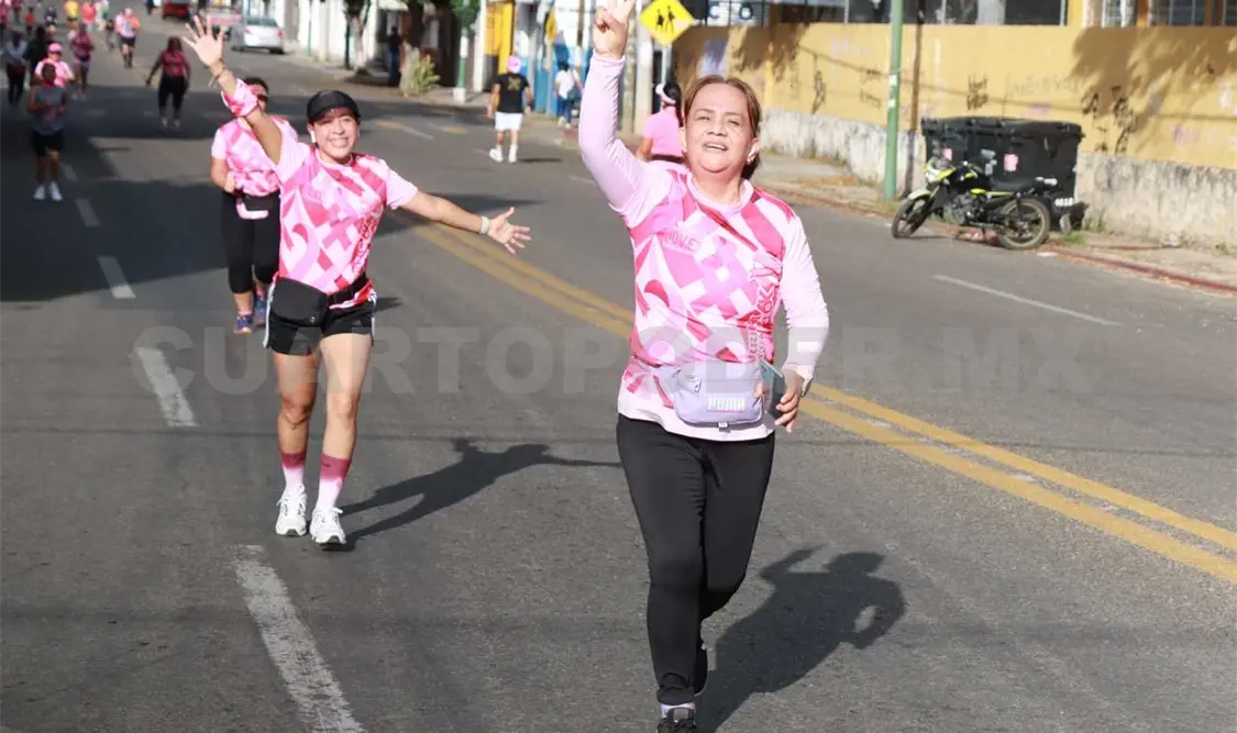 Vista general de los participantes y organizadores celebrando el éxito de la primera Carrera con Causa. Diego López/CP