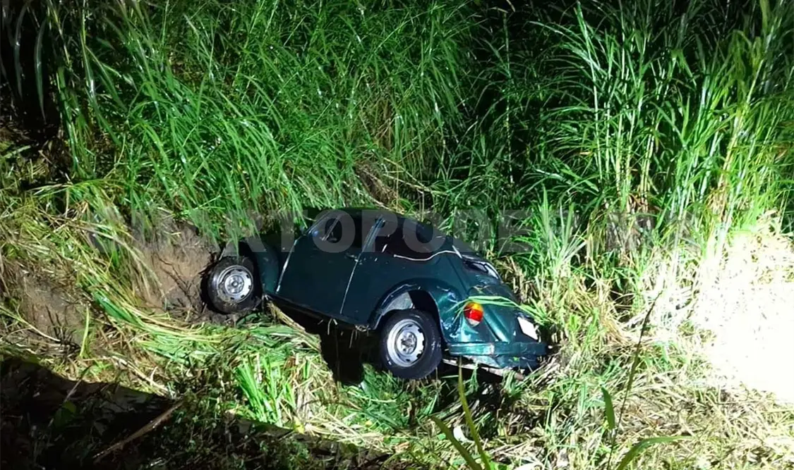 El Vocho se fue al fondo de un profundo barranco de aproximadamente 25 metros. Genaro Sánchez / CP