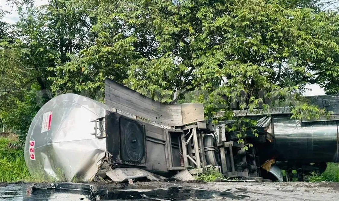 Por exceso de velocidad, vuelca tráiler