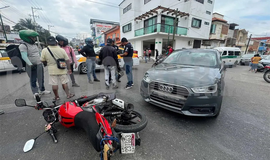 Corte de circulación provoca percance automovilístico
