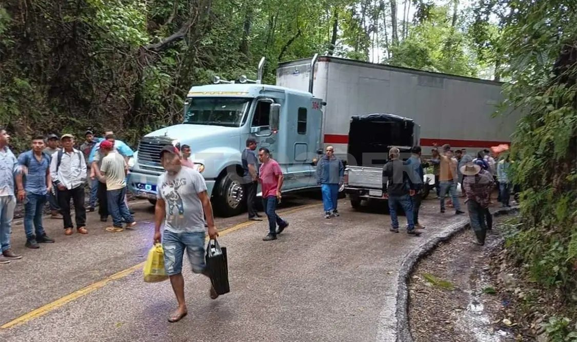 Por lluvia se estrellan en zona de curvas