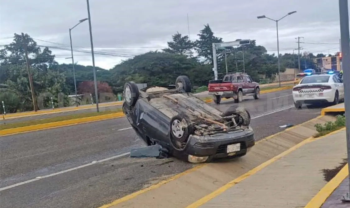 Aparatosa volcadura de auto compacto en bulevar