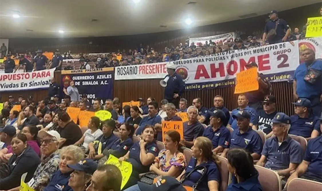 Irrumpen policías sesión del Congreso del Estado