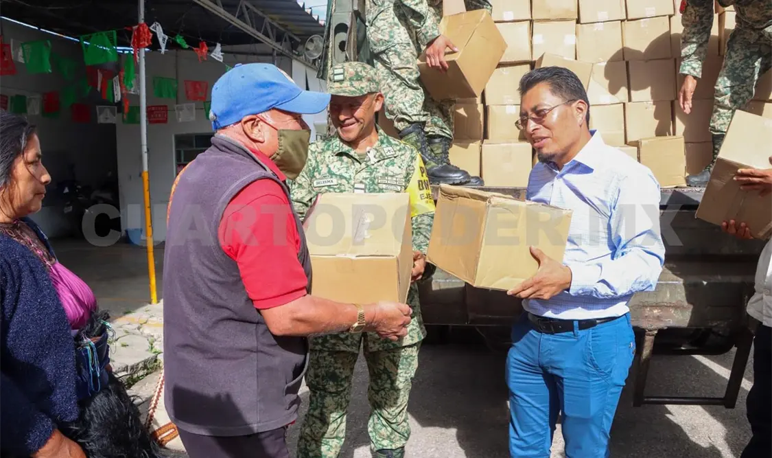 Entregan ayuda a damnificados por lluvias