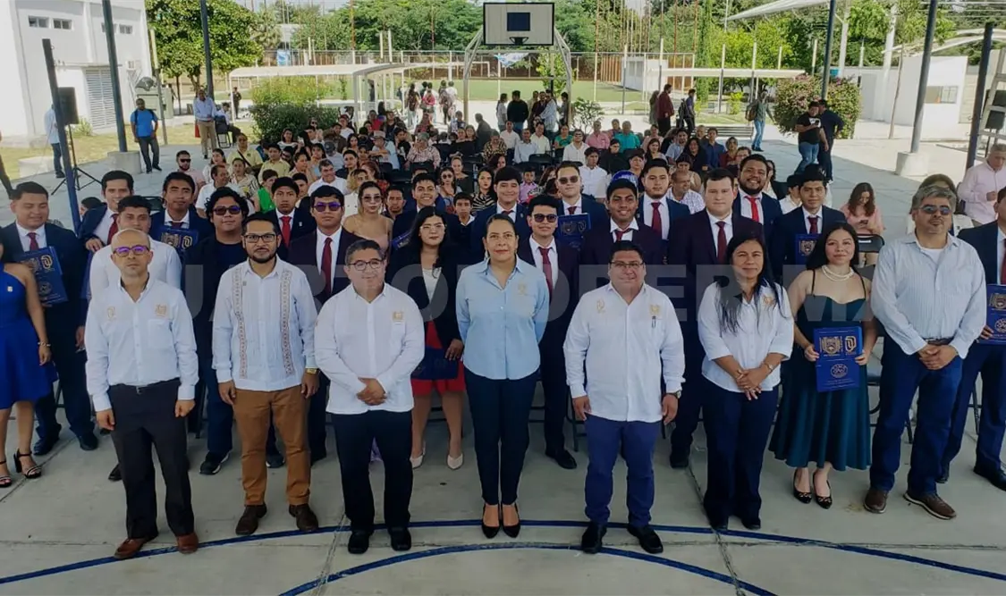 Celebra Unach graduación de estudiantes