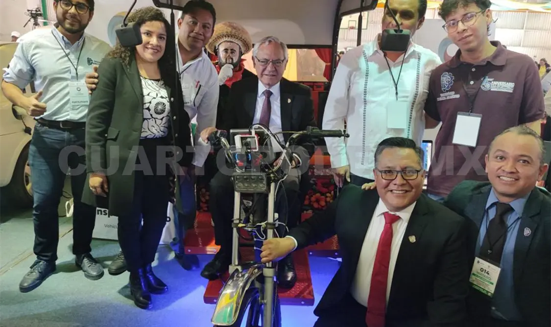 Jóvenes estudiantes participan en Expo Electromovilidad
