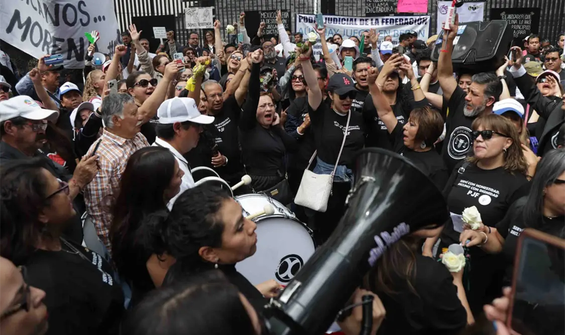 Trabajadores realizan una adena humana