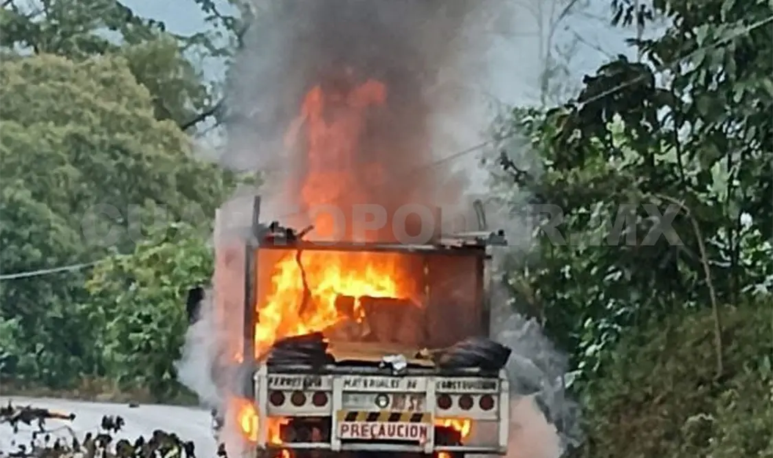 Pierde la vida al electrocutarse en un camión