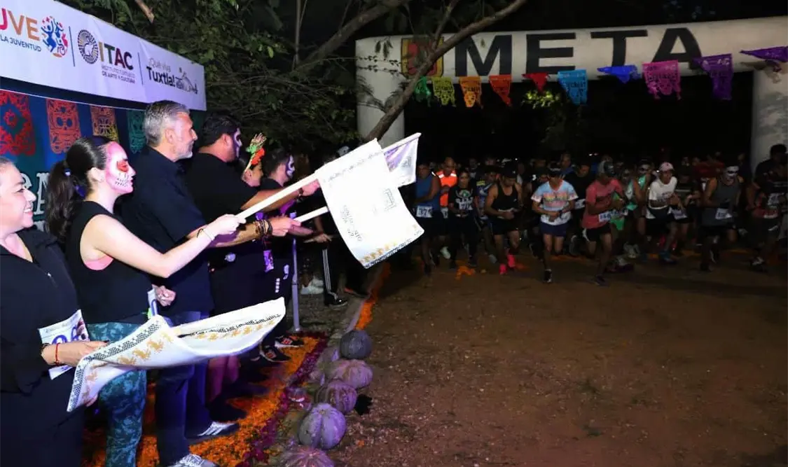 Inauguración de la Carrera del Recuerdo Eterno 2024 en el parque Fundamat, donde el presidente municipal Ángel Torres alentó a los participantes. Cortesía
