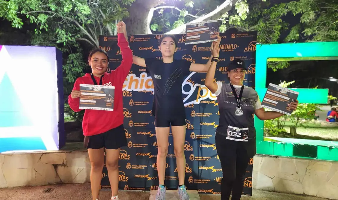 Las vencedoras de la rama femenil se alzaron en el podio al finalizar la competencia. Alan Pola/CP