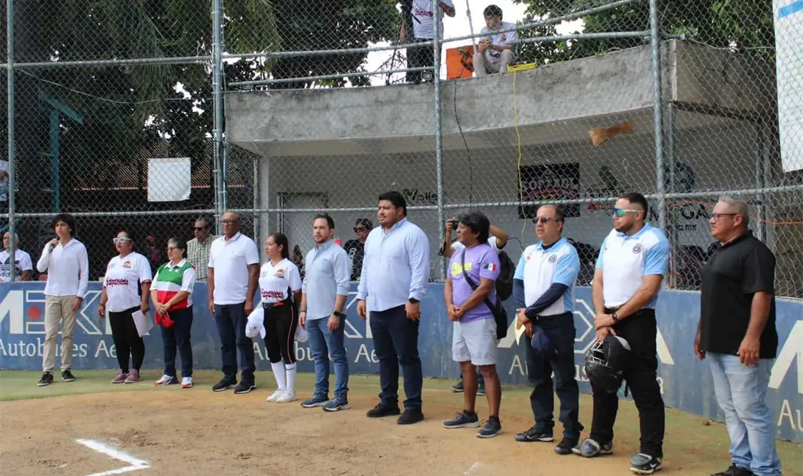 Acto inaugural del 4º Open Chiapas de Softbol en el Centro Recreativo Caña Hueca, con la presencia de autoridades deportivas locales. Cortesía