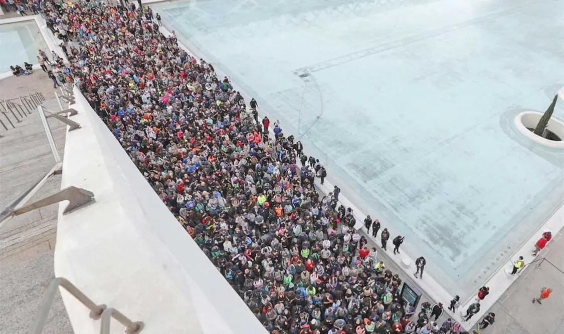 Miles de voluntarios se desplazaron este sábado a los municipios más afectados por las inundaciones para ayudar en tareas de limpieza. Cortesía