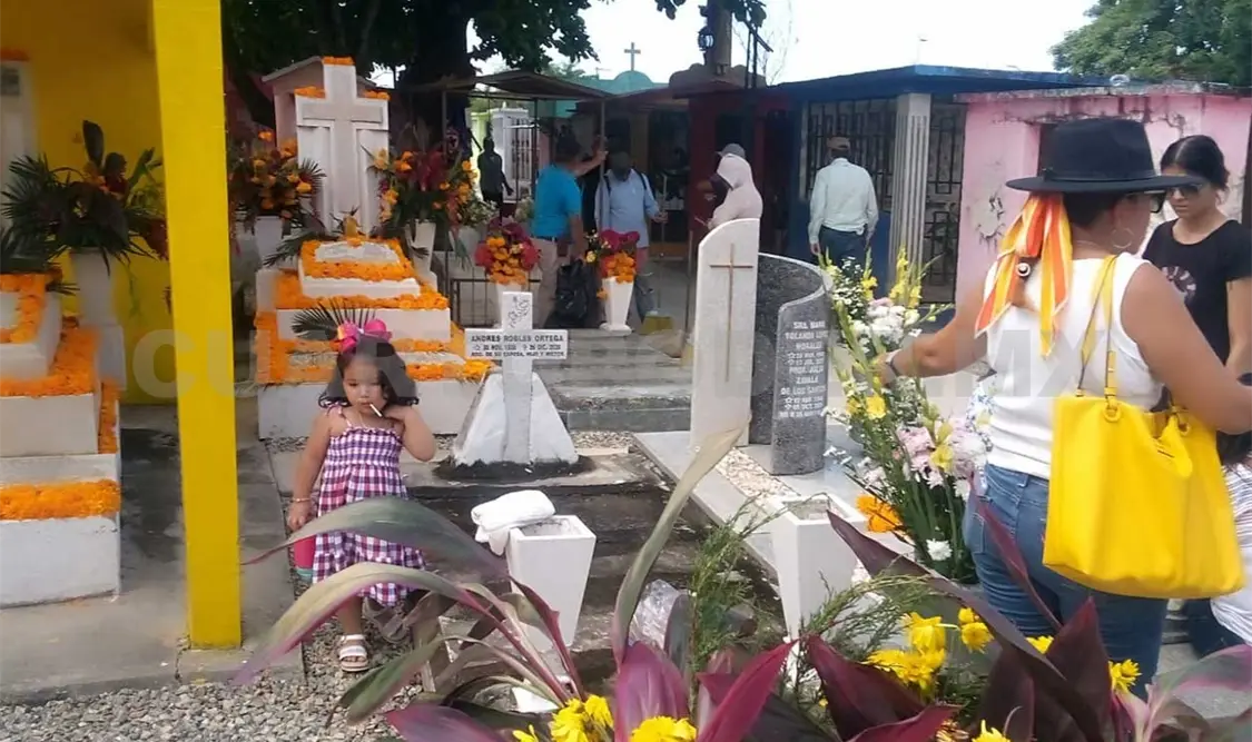 Los tonaltecos acudieron fieles a visitar a sus difuntos. Noel Vázquez/CP
