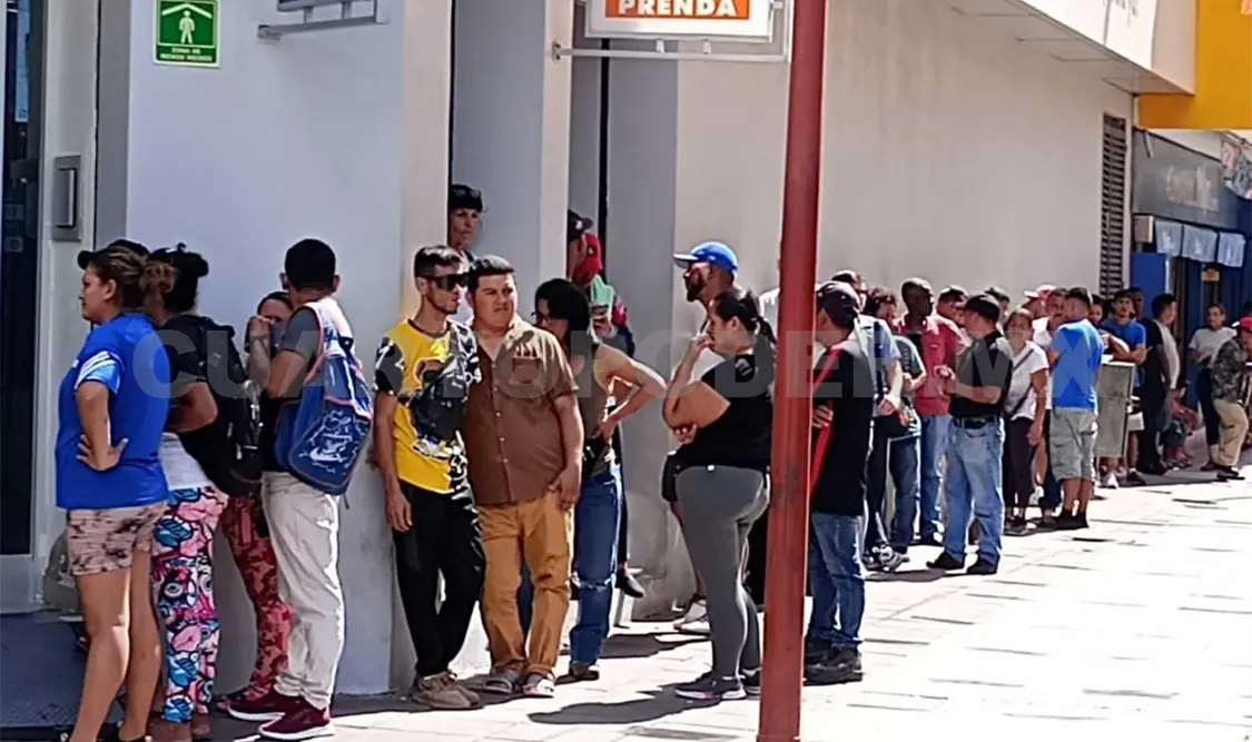 Filas de migrantes en todas partes pueden observarse. Víctor Sánchez/CP