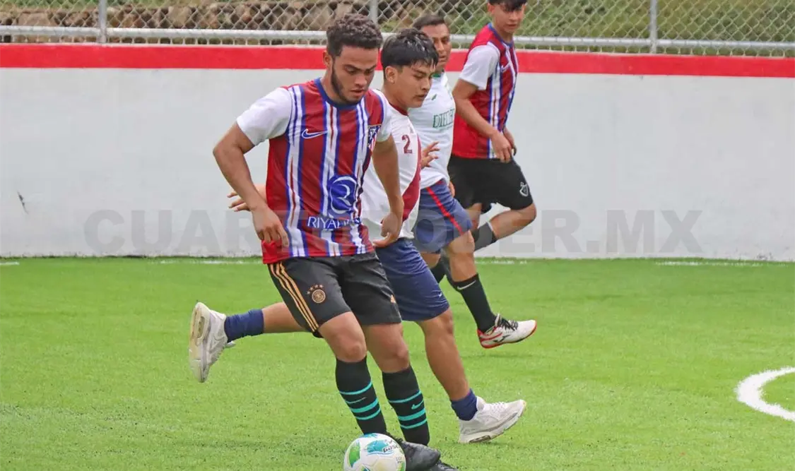 Emocionantes acciones en la cancha de Futbol Rápido del parque del Oriente de esta capital. Diego Pérez/CP