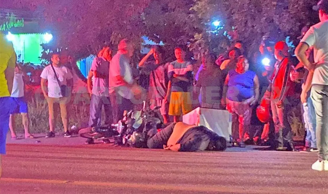 Los socorristas valoraron al motociclista y después se informó que había fallecido. Ulises Villalobos / CP