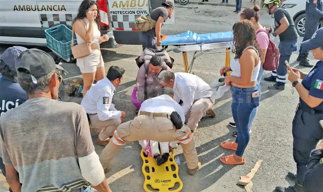 El motociclista atropelló a la fémina frente a la prepa 5. Ulises Villalobos / CP