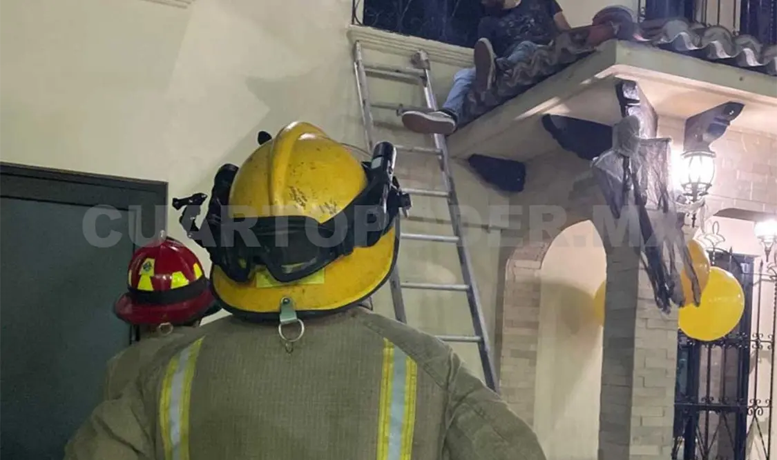 Intenta aventarse, pero bomberos lo impiden