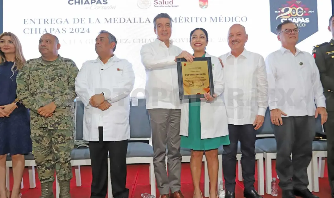 Escandón Cadenas destacó que la medalla resalta la noble labor, la vocación y el compromiso social del galeno. CP