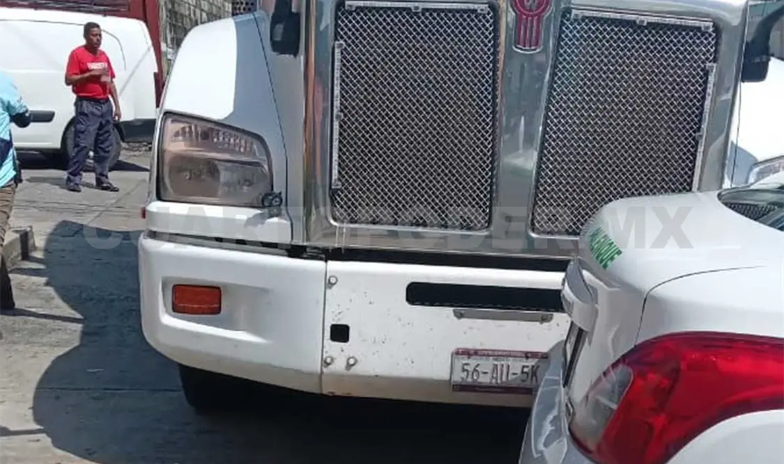 Arrastró un automóvil por casi dos cuadras. Genaro Sánchez / CP