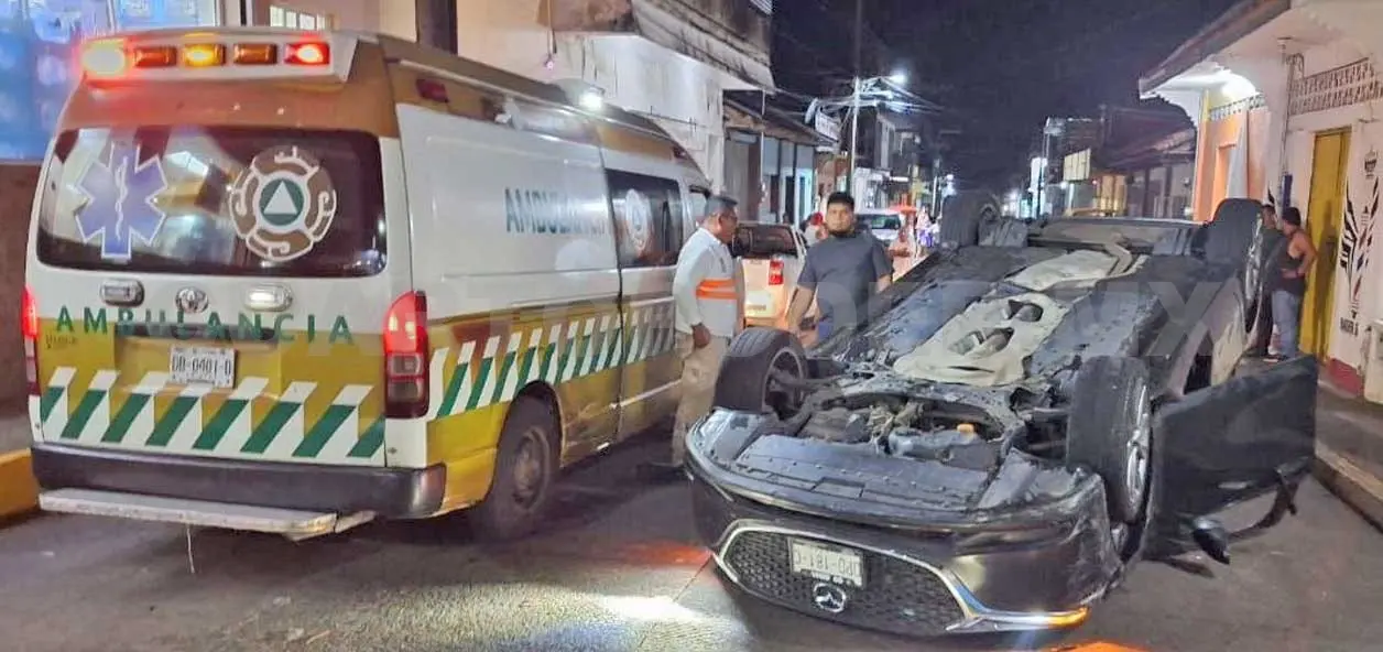 La Mazda al invadir el carril contrario se estampó en un costado de una pick up que estaba aparcada. Víctor Sánchez / CP