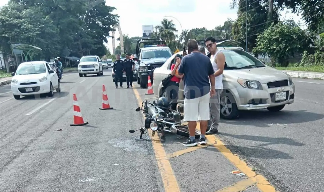 El Aveo y la moto se estrellaron en el tramo Tapachula-Tuxtla Chico. Víctor Sánchez / CP