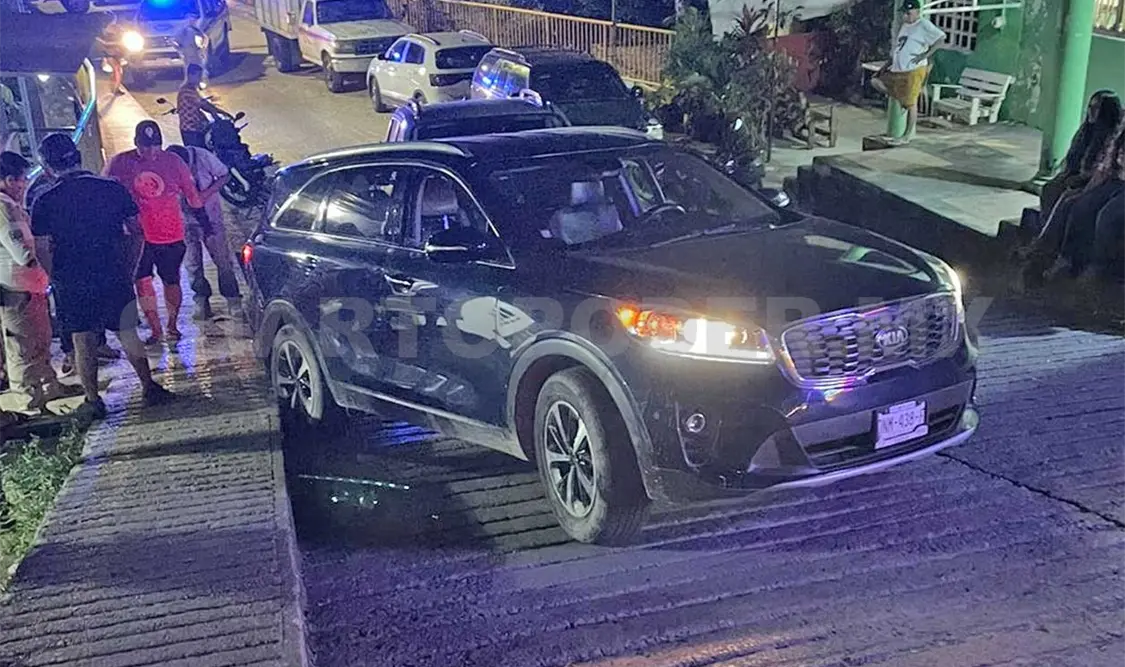La SUV no pudo subir una pendiente y acabó impactando a la pick up. Genaro Sánchez / CP