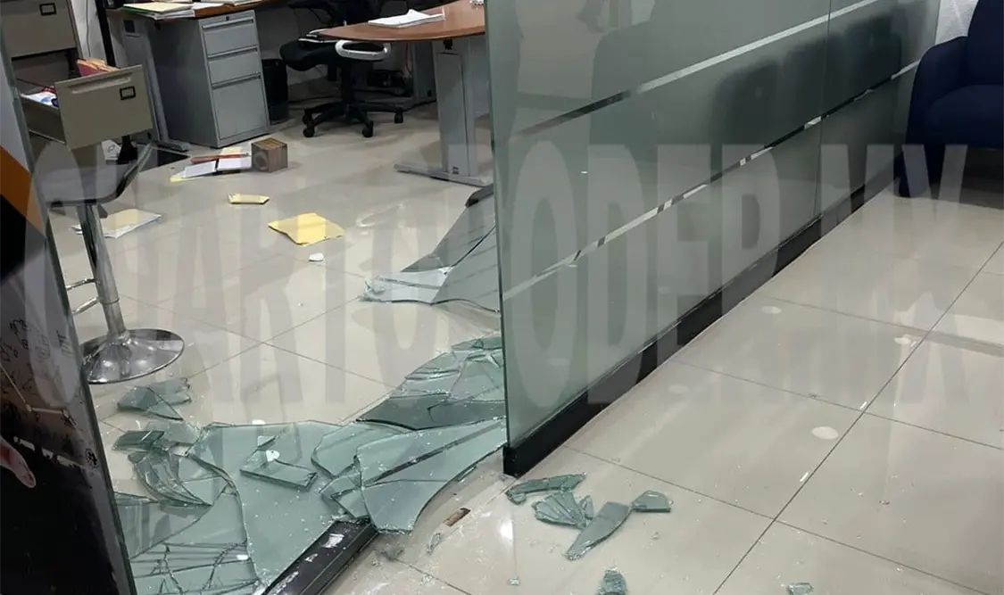 Lo arrestan por robo en agencia automotriz