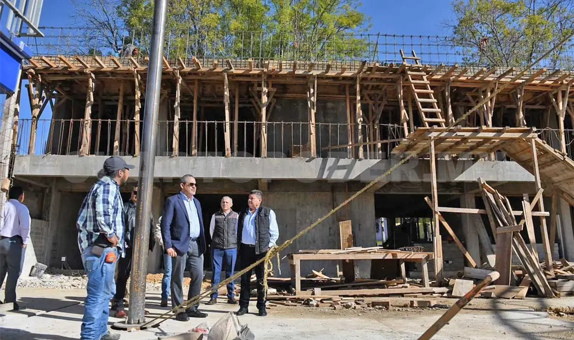 El rector realizó un recorrido por el edificio en construcción que ayudará a mejorar los servicios que se ofrecen en la Facultad de Ciencias Sociales. CP