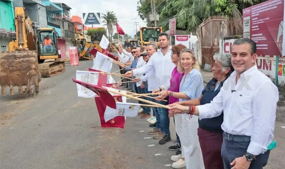 El presidente municipal, Yamil Melgar, dio el banderazo de inicio a la pavimentación hidráulica. CP