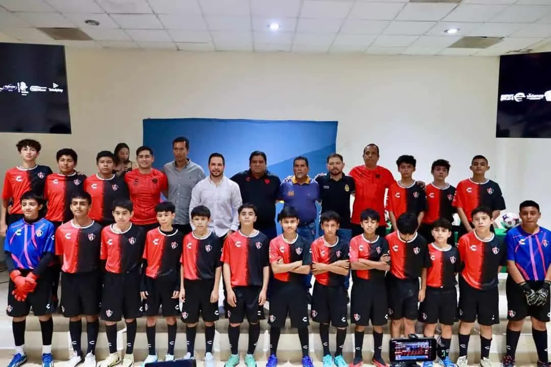 Jugadores de Atlas Tuxtla estuvieron presentes para dar a conocer su uniforme local. Cortesía
