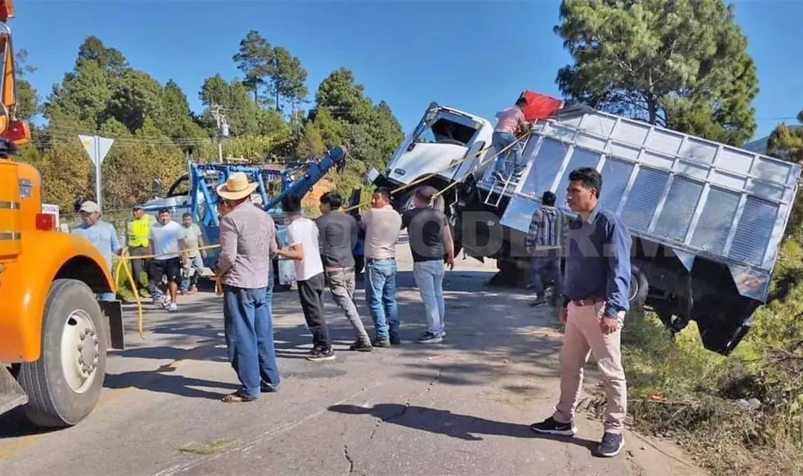 La volcadura se dio en el tramo Teopisca-San Cristóbal de Las Casas. Manuel Martínez / CP