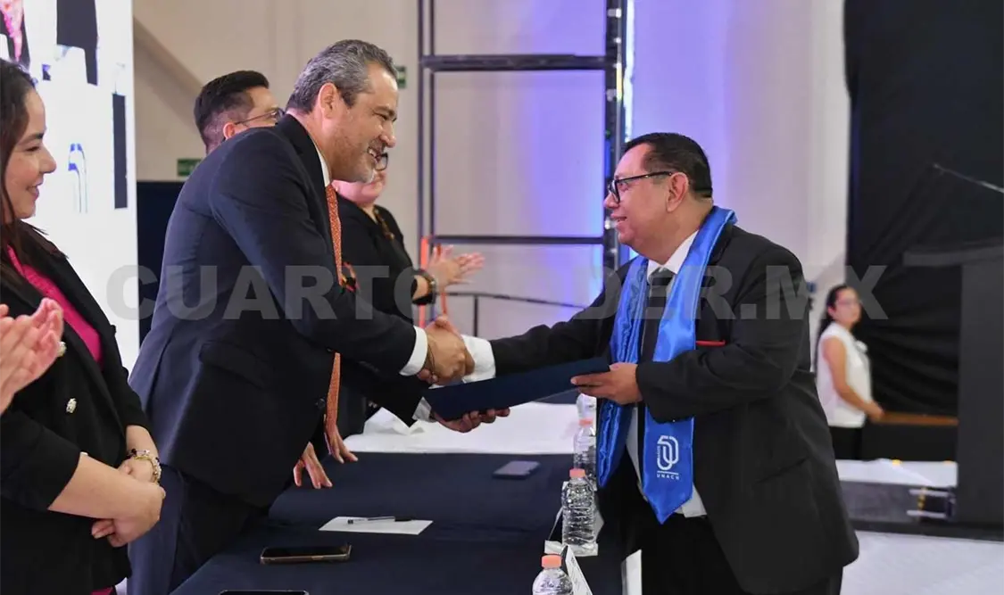 El rector Carlos Faustino Natarén Nandayapa encabezó la ceremonia de graduación del PSU. CP