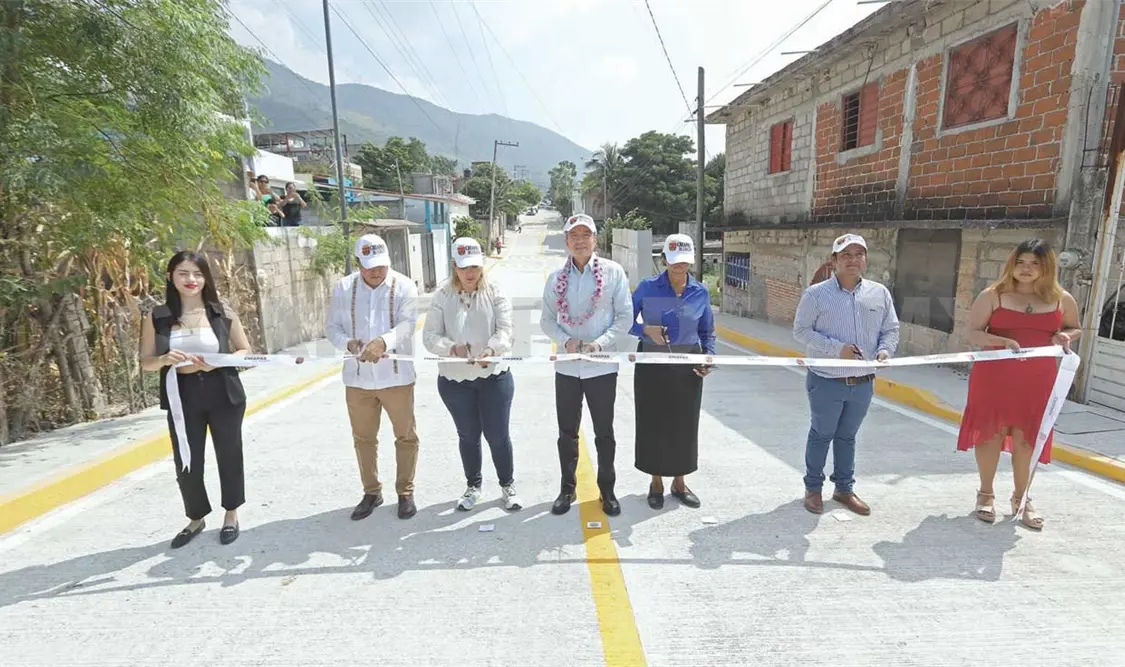 El gobernador cortó el listón inaugural de la vialidad en la colonia Las Granjas. CP