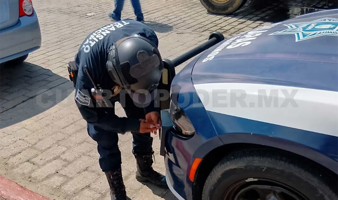 Se informó que el agente y conductor del vehículo oficial estacionó su unidad en un lugar prohibido. Manuel Martínez / CP