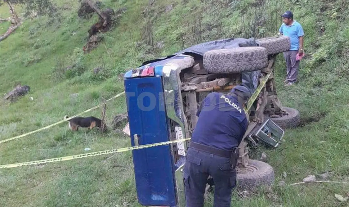 Tras volcadura de camioneta, una persona perdió la vida y tres quedaron lesionadas. Cortesía
