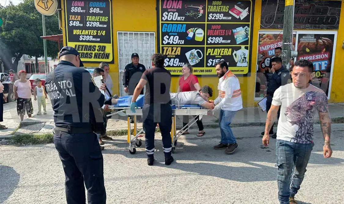 Motorista se clava el posapie en la entrepierna