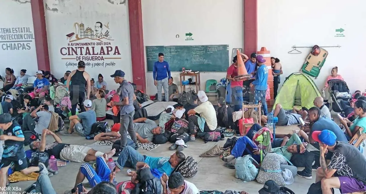 Los migrantes salieron de la base de Protección Civil abanderados por diversas corporaciones. Osman Toledo / CP