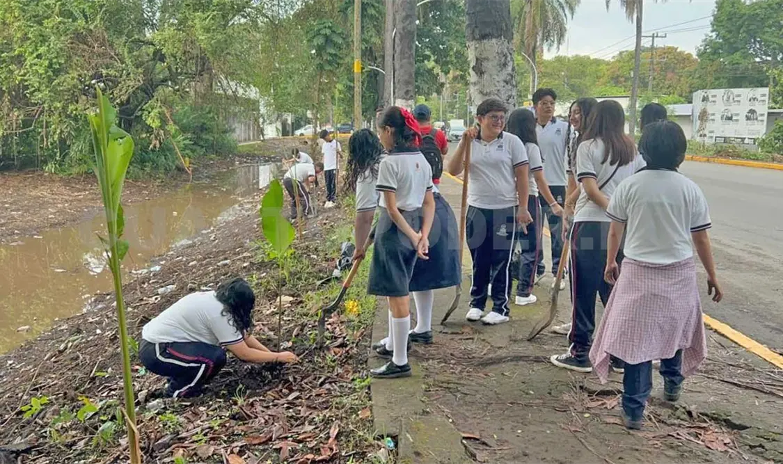 Estudiantes participaron en esta actividad que abona al medio ambiente. CP