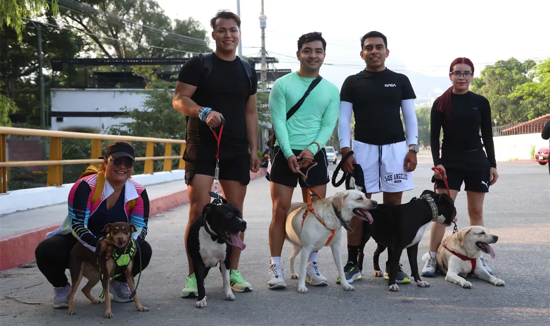 Perritos y dueños corrieron en conjunto para ser parte de este evento benéfico. Carlos López/CP