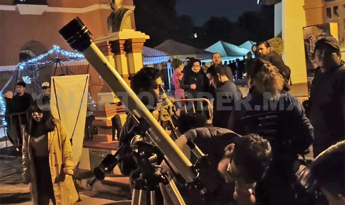 Desde temprana hora, muchas personas acudieron con sus hijos para observar la Luna y Saturno de manera gratuita. Manuel Martínez / CP