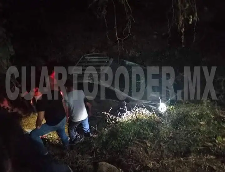 Se desbarranca camioneta; un muerto, el saldo
