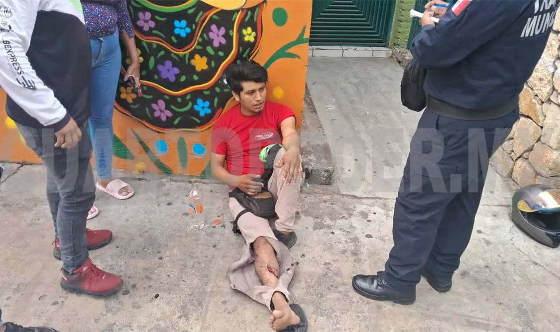 Colisiona contra una camioneta y acaba herido